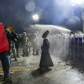 Ελίφ Σαφάκ: «Η νέα γενιά στην Τουρκία θέλει να ζήσει με αξιοπρέπεια, ελευθερία και δημοκρατία» 