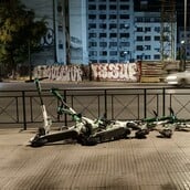 Αθήνα: Τα ηλεκτρικά πατίνια και το χάος της μικροκινητικότητας/ Πώς θα μπει τάξη στο χάος με τα ηλεκτρικά πατίνια στην Αθήνα;/ «Δεν γίνεται να μην έχουμε πατίνια γιατί είναι επικίνδυνο να κυκλοφορήσουν»