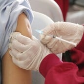 Εμβόλιο: Γιατί η αναμνηστική δόση «πρέπει» να γίνεται στο ίδιο σημείο με την προηγούμενη