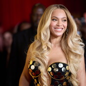 Η Beyoncé με τις κόρες της Blue Ivy και Rumi στη σκηνή