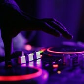 Bolivar Beach Club: Δύο κορυφαίες μουσικές εμπειρίες που υπόσχονται να ανεβάσουν τη θερμοκρασία