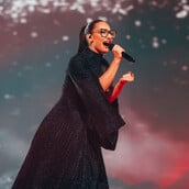 Eurovision 2025: Η στιγμή που η Klavdia τραγουδά την «Αστερομάτα» στην αρένα της Βασιλείας