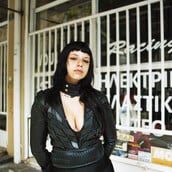 H Soraya Oronti φαίνεται να έχει μια κάποια εμμονή με τα αμάξια
