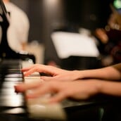 Melodies 4 Life: Νέοι καλλιτέχνες ενώνουν τις φωνές τους για καλό σκοπό