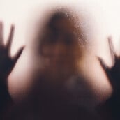 «Επί χρόνια σε ναρκώνω και σε βιάζω»: Το μαρτύριο Βρετανίδας από τον πρώην σύζυγό της