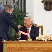 Η Boeing εξασφαλίζει το μεγαλύτερο συμβόλαιο στην ιστορία της από την Qatar Airways, ανακοινώνει ο Τραμπ