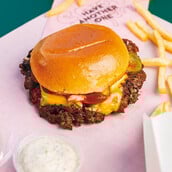 Epos Βurgers: H γεύση του αυθεντικού smashed burger ταξιδεύει από την Αντίπαρο στη Γλυφάδα