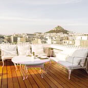 NEW Hotel Art Lounge & Lobby Bar: Το Art Lounge και το Lobby Bar, τα δύο εστιατόρια του NEW Hotel, ανανεώνουν μενού και διάθεση, και υποδέχονται το καλοκαίρι