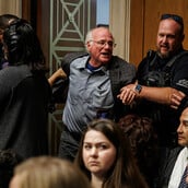 O συνιδρυτής της Ben & Jerry’s συνελήφθη - Φώναζε «το Κογκρέσο σκοτώνει φτωχά παιδιά στη Γάζα» στη Γερουσία