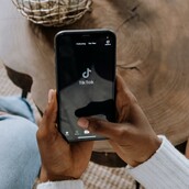 Το TikTok θα στέλνει τους εφήβους για ύπνο μετά τις 10 το βράδυ 