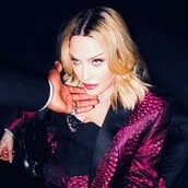 Η Madonna με σκούρα καστανά μαλλιά, για να μοιάσει στη μητέρα της: «Μου έλειψε», γράφει