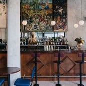 Quinn’s: Γιατί όλοι πίνουν Dry Martini «στου Ηλία» Μαρινάκη 