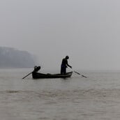 Φυλή του Αμαζονίου μηνύει τους New York Times για «συκοφαντική» αναφορά περί εθισμού στην πορνογραφία