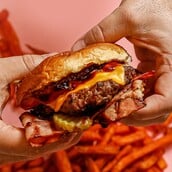 Sam Burgers: Όταν η αυθεντική αμερικανική γεύση συναντά την καρδιά της Αθήνας