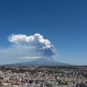 Τι είναι η «έκρηξη Strombolian» και τι συμβαίνει στην Αίτνα