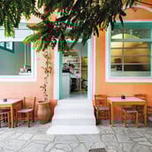 Stella’s Arnados: Ιταλική πίτσα και spritz στα καλντερίμια της Τήνου