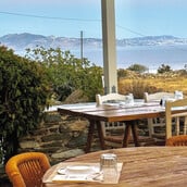 Veranda: Μια εξοχική βεράντα πάνω από το Αιγαίο