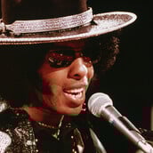 Sly Stone (1943-2025): Ο ανένταχτος πρωτοπόρος της ευφορικής funk