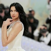 Η Dua Lipa επιβεβαίωσε τον αρραβώνα της με τον Callum Turner
