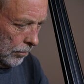 Dave Holland: Ο θρύλος της τζαζ Ντέιβ Χόλαντ έρχεται στο Ηρώδειο