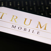 Trump Mobile: Η οικογένεια του Ντόναλντ Τραμπ κυκλοφορεί smartphone και γίνεται πάροχος τηλεπικοινωνιών