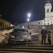 Ρώμη: Πώς ο 81χρονος προσπάθησε να κατέβει τα Ισπανικά Σκαλιά με το αυτοκίνητό του 