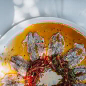 Vallis Restaurant Syrtaki: Μια ιστορία με θέα το Σούνιο και γεύσεις που μιλούν κατευθείαν στην ψυχή