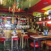 Tiki bar: Εξωτικά vibes που αλλάζουν το καλοκαίρι στην Αθήνα