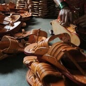 Sandal scandal: Το σκάνδαλο με τα ινδικά σανδάλια που υποχρέωσε την Prada σε υποχώρηση