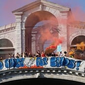 Μπέζος - Σάντσες: Νέα διαμαρτυρία στη Βενετία - Διαδηλωτές άναψαν καπνογόνα στη γέφυρα Ριάλτο