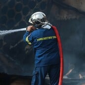 Φωτιά τώρα στον Πειραιά πίσω από το «Καραϊσκάκης»