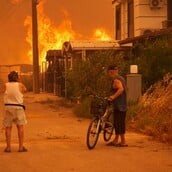 Φωτιές στην Τουρκία: Απειλούνται σπίτια και μια βιομηχανική ζώνη στη Σμύρνη