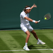 Στέφανος Τσιτσιπάς: Εκτός Wimbledon λόγω ενοχλήσεων στη μέση