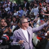 Μπραντ Πιτ: Οι fans τον παρακαλάνε να απολύσει την ενδυματολόγο του με αφορμή τα πρόσφατα outfits 