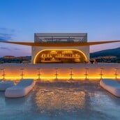 Summer nights, beach vibes & DJ sets: όλα οδηγούν στο Isla Brown Corinthia, Curio Collection by Hilton