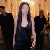 Η Vera Wang γιόρτασε τα 76α γενέθλιά της με το πιο μίνι μαύρο φόρεμα