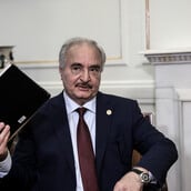 Τι σημαίνει το διπλωματικό επεισόδιο στη Λιβύη – Γιατί ο Χαφτάρ απέλασε την ευρωπαϊκή αποστολή από τη Βεγγάζη