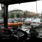 Οδηγός λεωφορείου κυνήγησε με το όχημα και τραυμάτισε συνάδελφό του