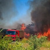 Αλιβέρι: Μαίνεται η φωτιά - Ισχυροί άνεμοι πνέουν στην περιοχή