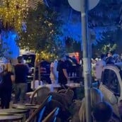 Αυτοκίνητο έπεσε σε κατάστημα εστίασης στο Κολωνάκι