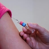 Ανησυχητική έκρηξη κρουσμάτων ιλαράς και κοκίτη: Οι εμβολιασμοί στην Ευρώπη μακριά από τα προ‑πανδημικά επίπεδα