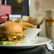 Κάνε own το καλοκαίρι σου στην πόλη με το Own The Week στο Hard Rock Cafe Athens 