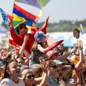 Glastonbury 2025: Πώς έζησα για πρώτη φορά το πιο θρυλικό μουσικό φεστιβάλ στον πλανήτη