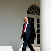 Financial Times: Ο Τραμπ πιέζει για ελάχιστο δασμό 15%-20% σε όλα τα προϊόντα της ΕΕ