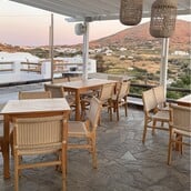 Από το Παγκράτι στην Τήνο: Ο «Ροζ Πάνθηρας» άνοιξε πανιά για τις Κυκλάδες