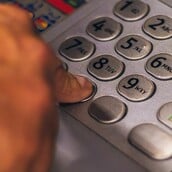 ΑΤΜ: Όσα αλλάζουν στις αναλήψεις και τις προμήθειες από 11 Αυγούστου