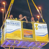 Πτολεμαΐδα: Οι οργανοπαίκτες «κατέβηκαν» στο πανηγύρι με γερανό – Η viral είσοδος με κλαρίνα και πυρσούς