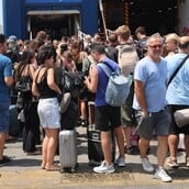 Αναχωρούν τα πλοία που έμειναν δεμένα για ώρες λόγω καιρού