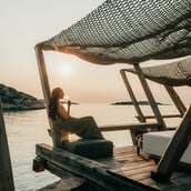 Onar Seaside Lounge: Όταν η θαλασσινή αύρα αγκαλιάζει την τέχνη της γαστρονομίας