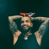 Ο Maluma διέκοψε τη συναυλία του για να κάνει παρατήρηση σε μητέρα - «Πίστευεις είναι καλή ιδέα...;»
